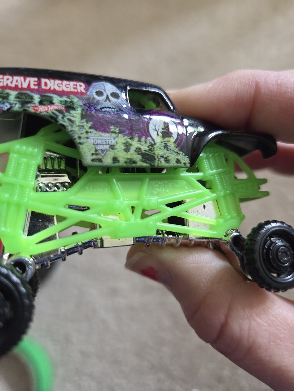 Monster Jam Grave Digger: 4 Time Champion 2019 Silver Chrome - Glow In The Dark - Picture 14 of 16